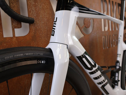 Rennrad von Bmc, BMC TEAMMACHINE R 01 FIVE CARBON RENNRAD / MODELL 2026 / 56CM vor USEDBIKES-OB.DE Hintergrund