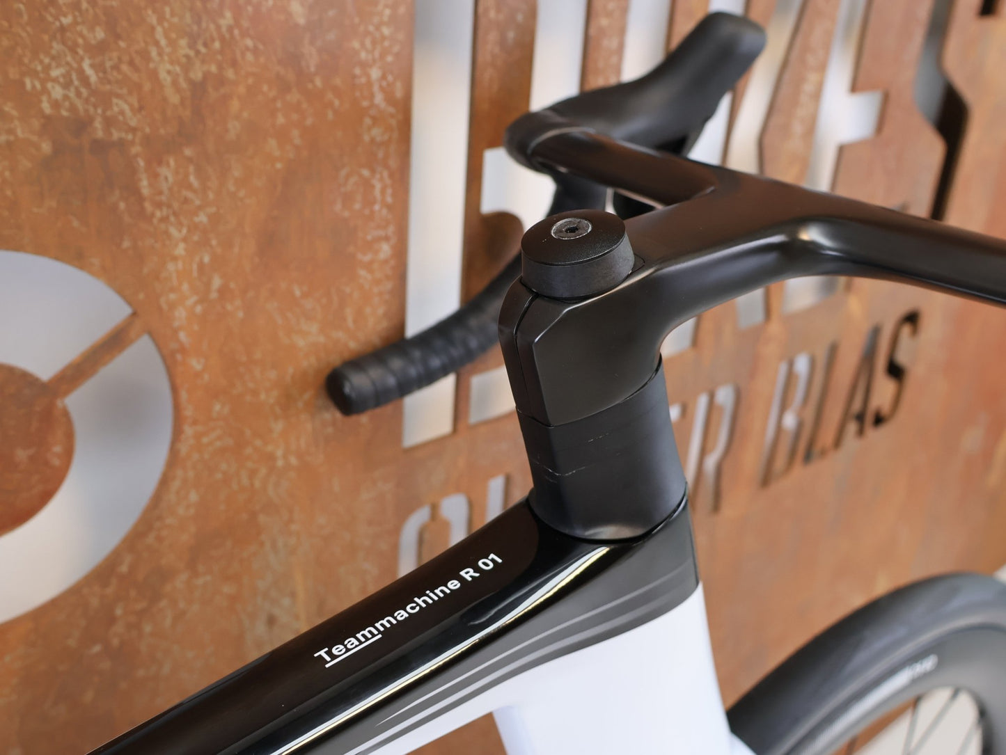 Rennrad von Bmc, BMC TEAMMACHINE R 01 FIVE CARBON RENNRAD / MODELL 2026 / 56CM vor USEDBIKES-OB.DE Hintergrund