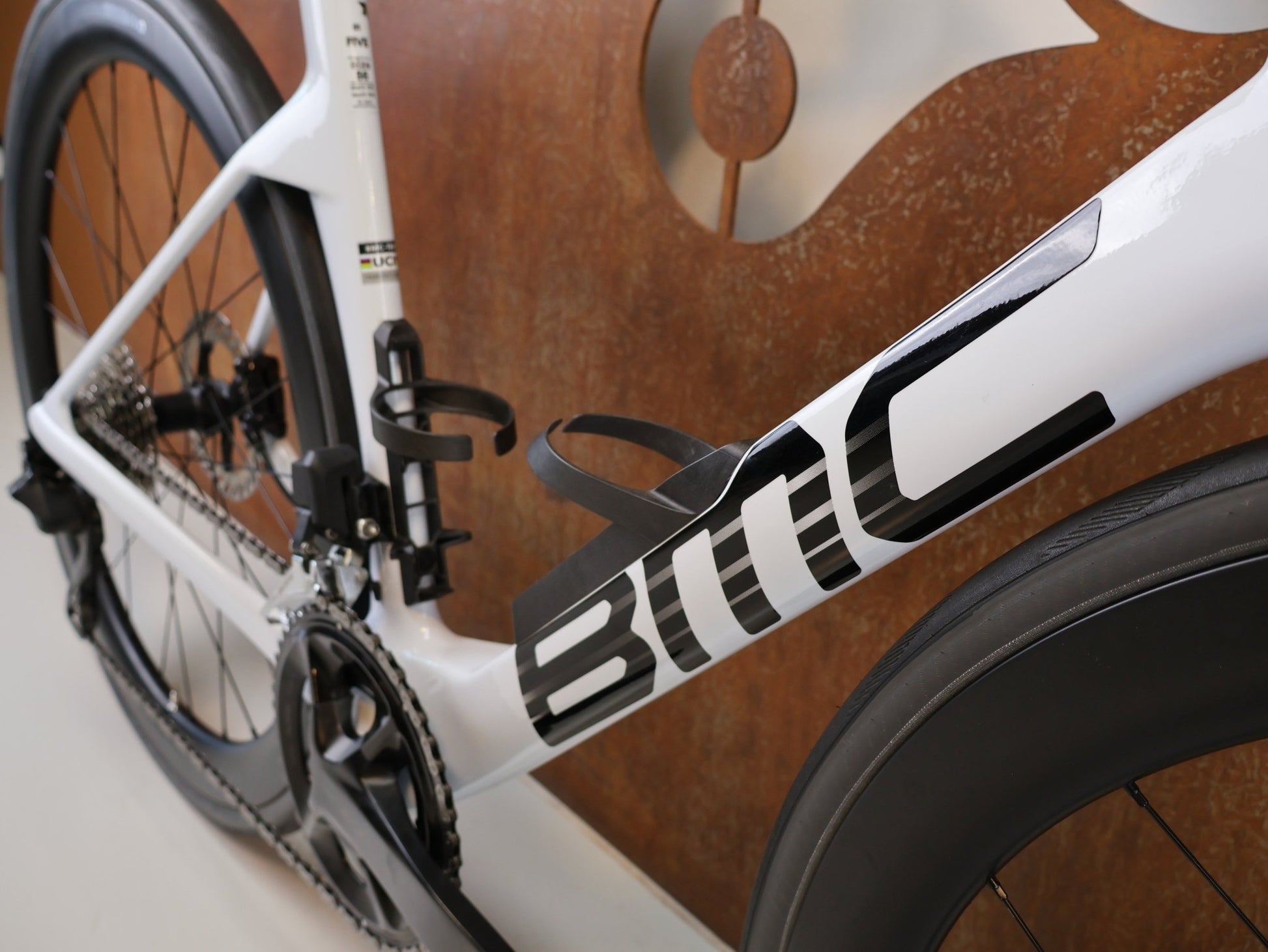 Rennrad von Bmc, BMC TEAMMACHINE R 01 FIVE CARBON RENNRAD / MODELL 2026 / 56CM vor USEDBIKES-OB.DE Hintergrund