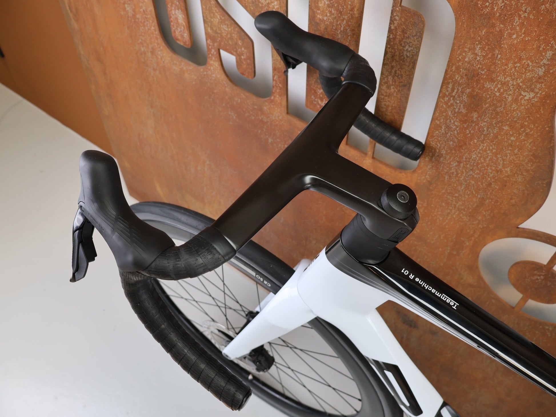 Rennrad von Bmc, BMC TEAMMACHINE R 01 FIVE CARBON RENNRAD / MODELL 2026 / 56CM vor USEDBIKES-OB.DE Hintergrund