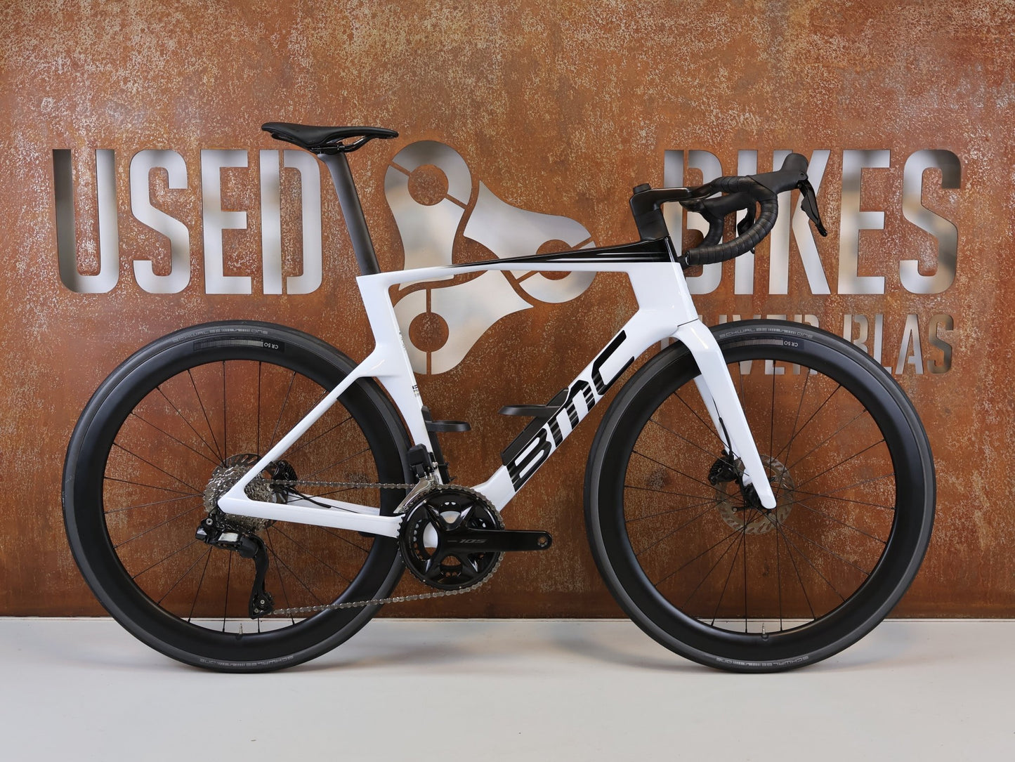 Rennrad von Bmc, BMC TEAMMACHINE R 01 FIVE CARBON RENNRAD / MODELL 2026 / 56CM vor USEDBIKES-OB.DE Hintergrund