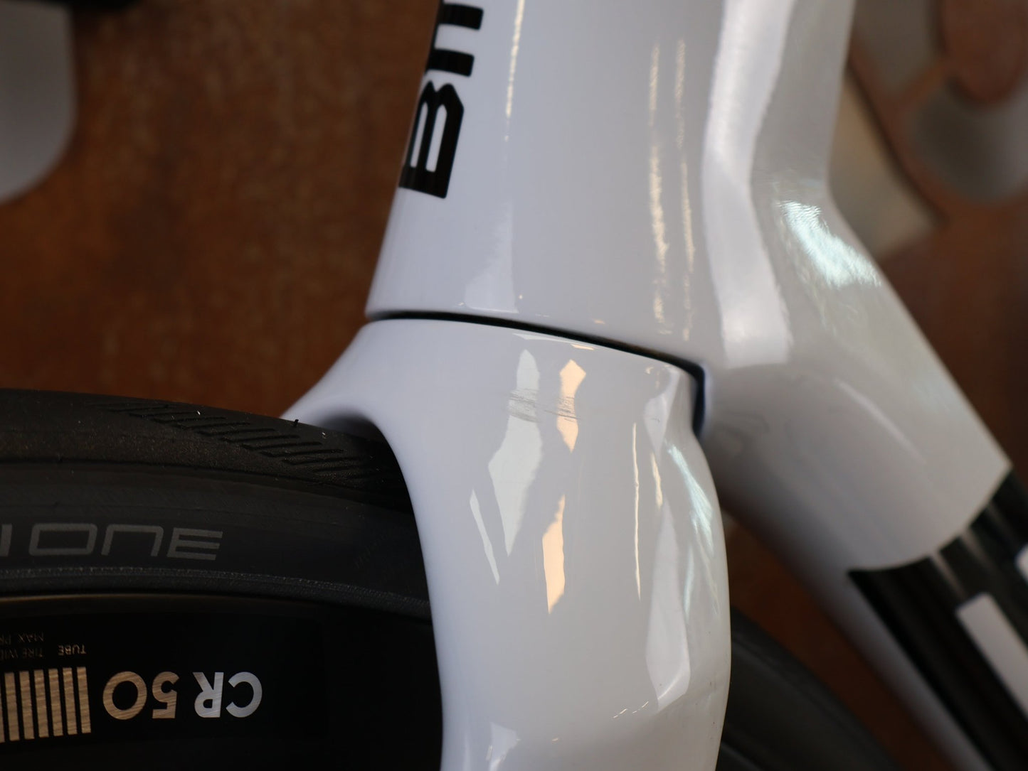 Rennrad von Bmc, BMC TEAMMACHINE R 01 FIVE CARBON RENNRAD / MODELL 2026 / 56CM vor USEDBIKES-OB.DE Hintergrund