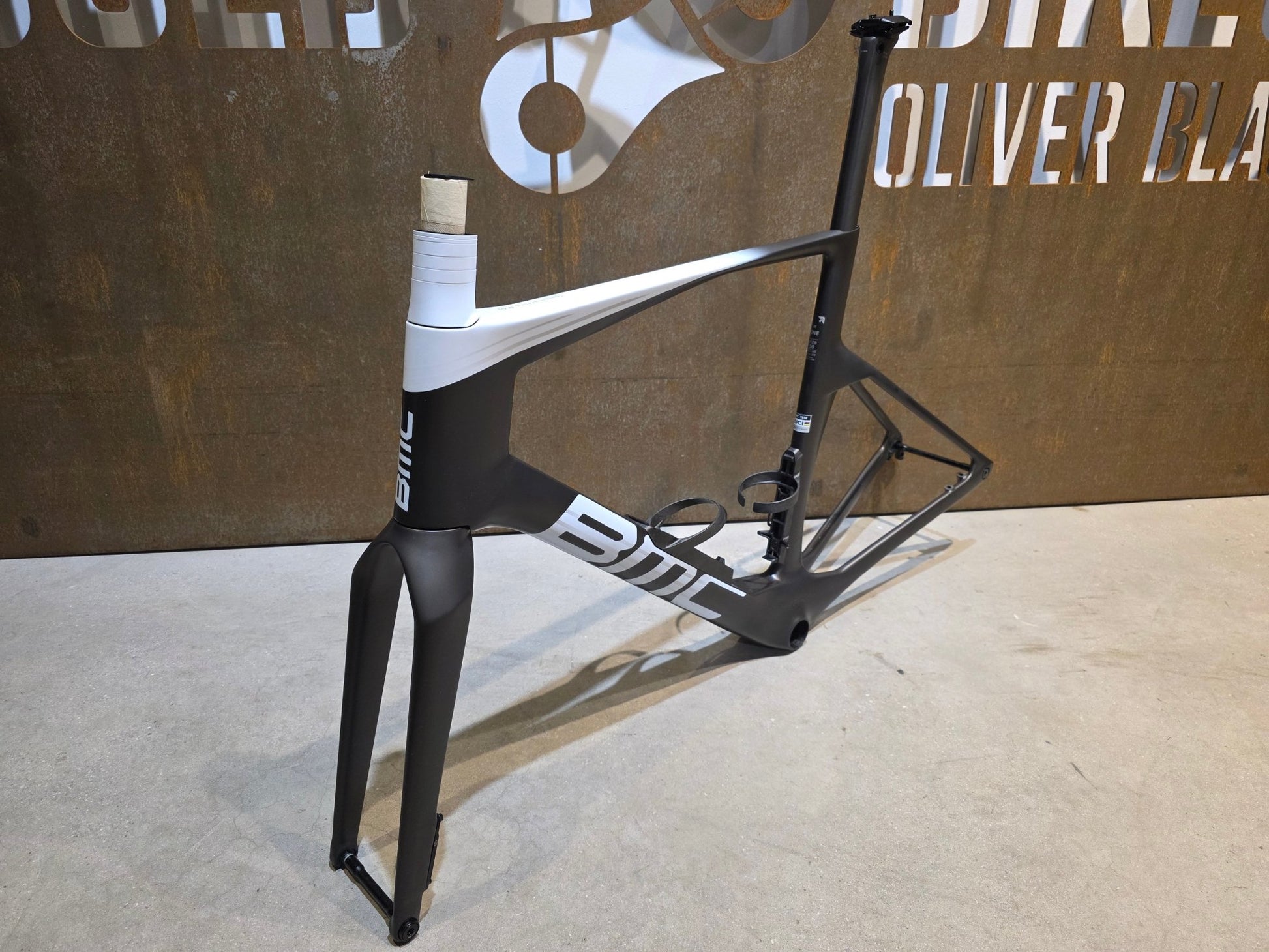 Rennradrahmen von Bmc, BMC TEAMMACHINE R 01 RAHMENSET / CARBON BLACK COOL WHITE / 56CM vor USEDBIKES - OB.DE Hintergrund