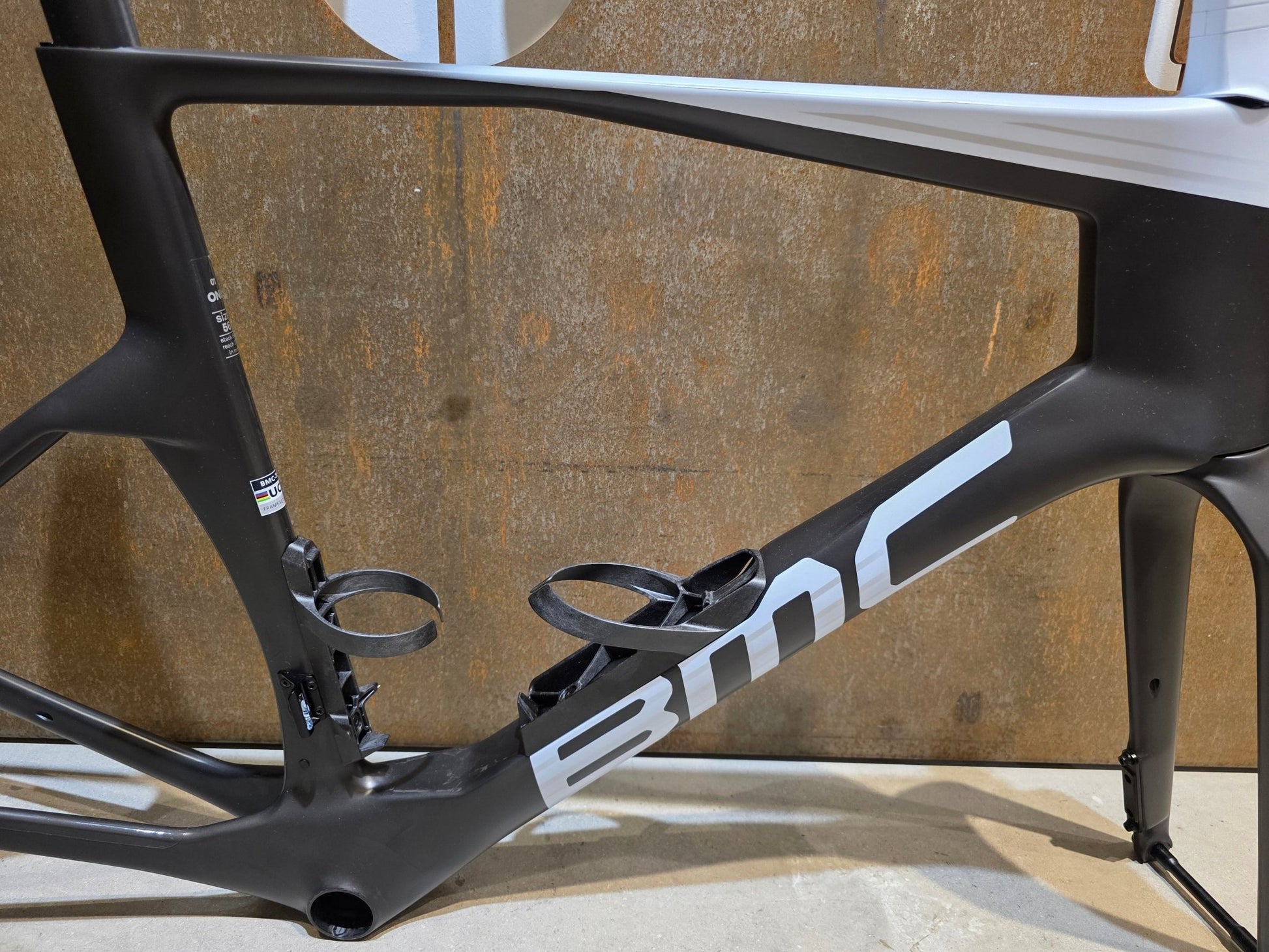 Rennradrahmen von Bmc, BMC TEAMMACHINE R 01 RAHMENSET / CARBON BLACK COOL WHITE / 56CM vor USEDBIKES - OB.DE Hintergrund