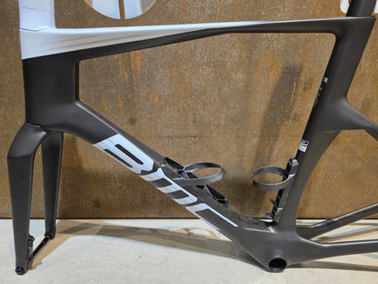 Rennradrahmen von Bmc, BMC TEAMMACHINE R 01 RAHMENSET / CARBON BLACK COOL WHITE / 56CM vor USEDBIKES - OB.DE Hintergrund