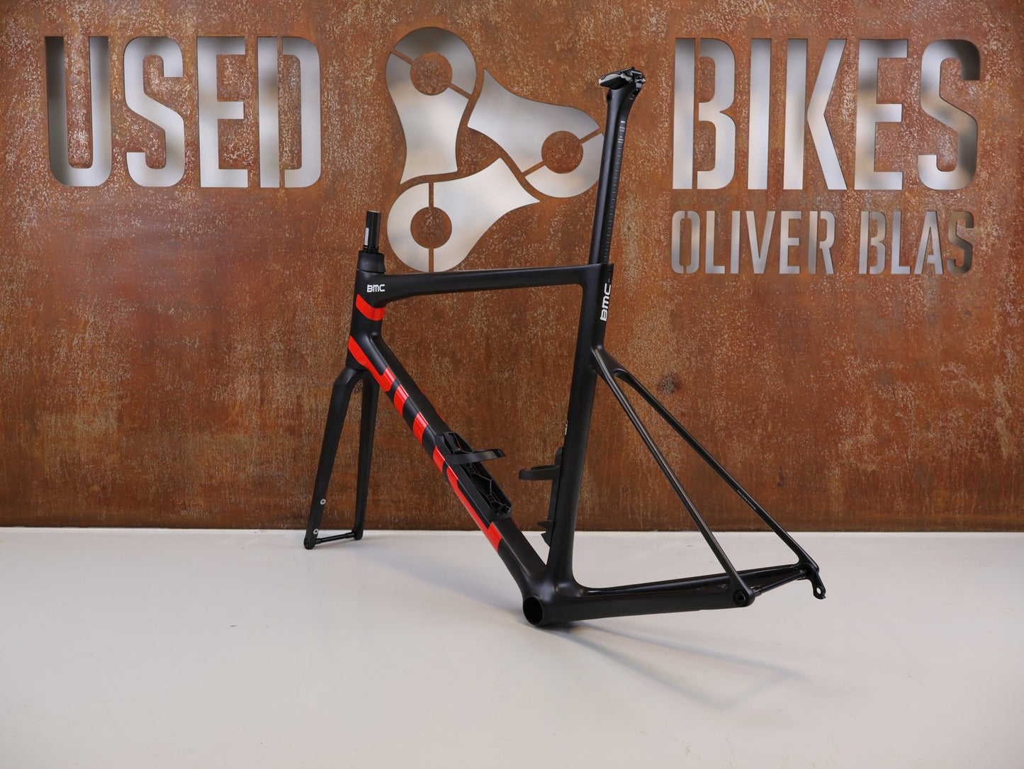 Rennradrahmen von Bmc, BMC TEAMMACHINE SLR 01 RAHMENSET / CARBON / NEON RED / GRÖSSE 58 / 1480G vor USEDBIKES - OB.DE Hintergrund
