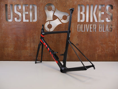 Rennradrahmen von Bmc, BMC TEAMMACHINE SLR 01 RAHMENSET / CARBON / NEON RED / GRÖSSE 58 / 1480G vor USEDBIKES - OB.DE Hintergrund