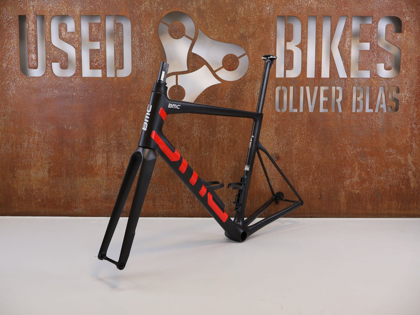 Rennradrahmen von Bmc, BMC TEAMMACHINE SLR 01 RAHMENSET / CARBON / NEON RED / GRÖSSE 58 / 1480G vor USEDBIKES - OB.DE Hintergrund