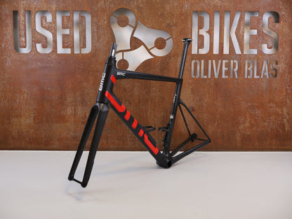 Rennradrahmen von Bmc, BMC TEAMMACHINE SLR 01 RAHMENSET / CARBON / NEON RED / GRÖSSE 58 / 1480G vor USEDBIKES - OB.DE Hintergrund