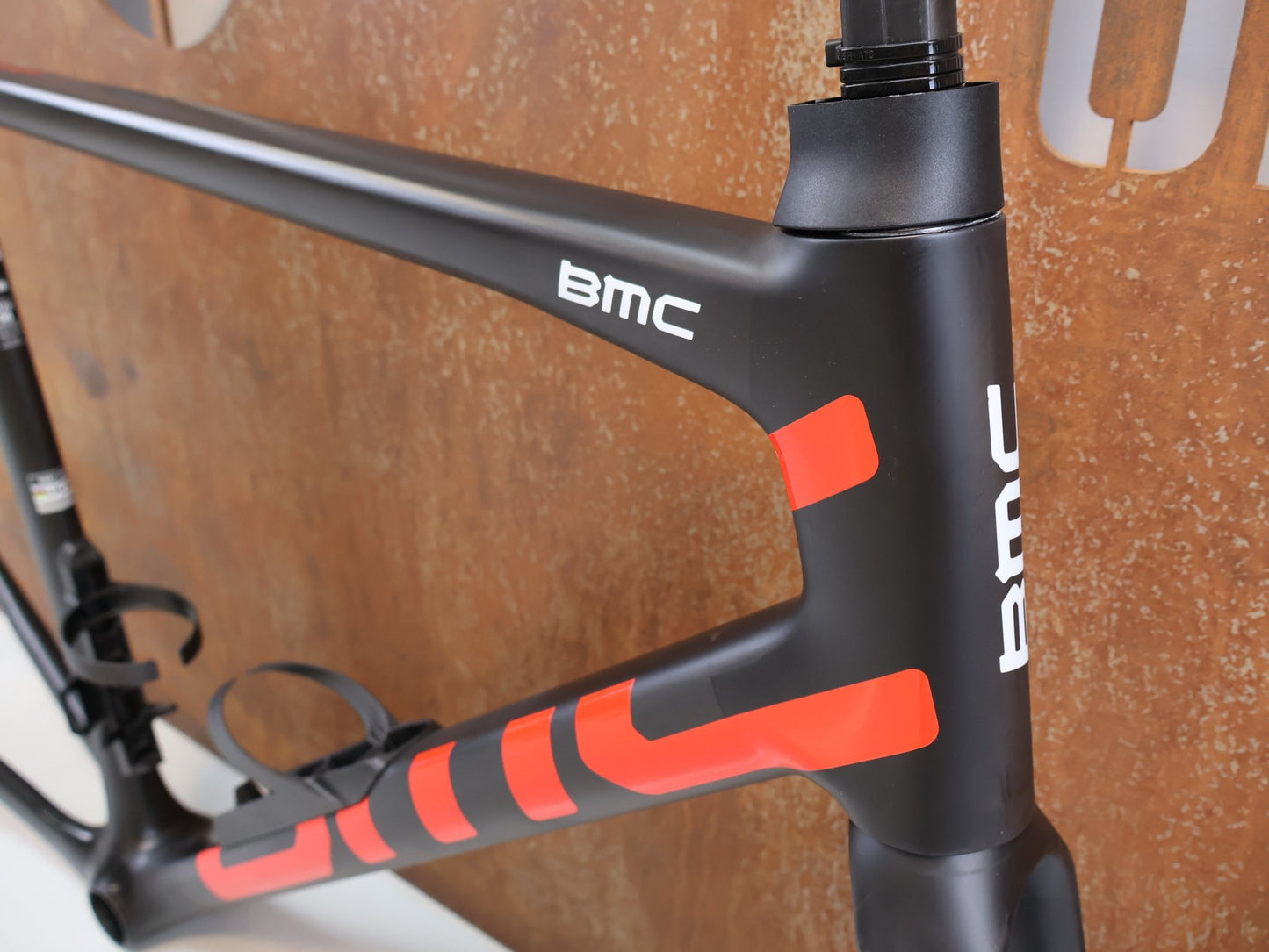 Rennradrahmen von Bmc, BMC TEAMMACHINE SLR 01 RAHMENSET / CARBON / NEON RED / GRÖSSE 58 / 1480G vor USEDBIKES - OB.DE Hintergrund