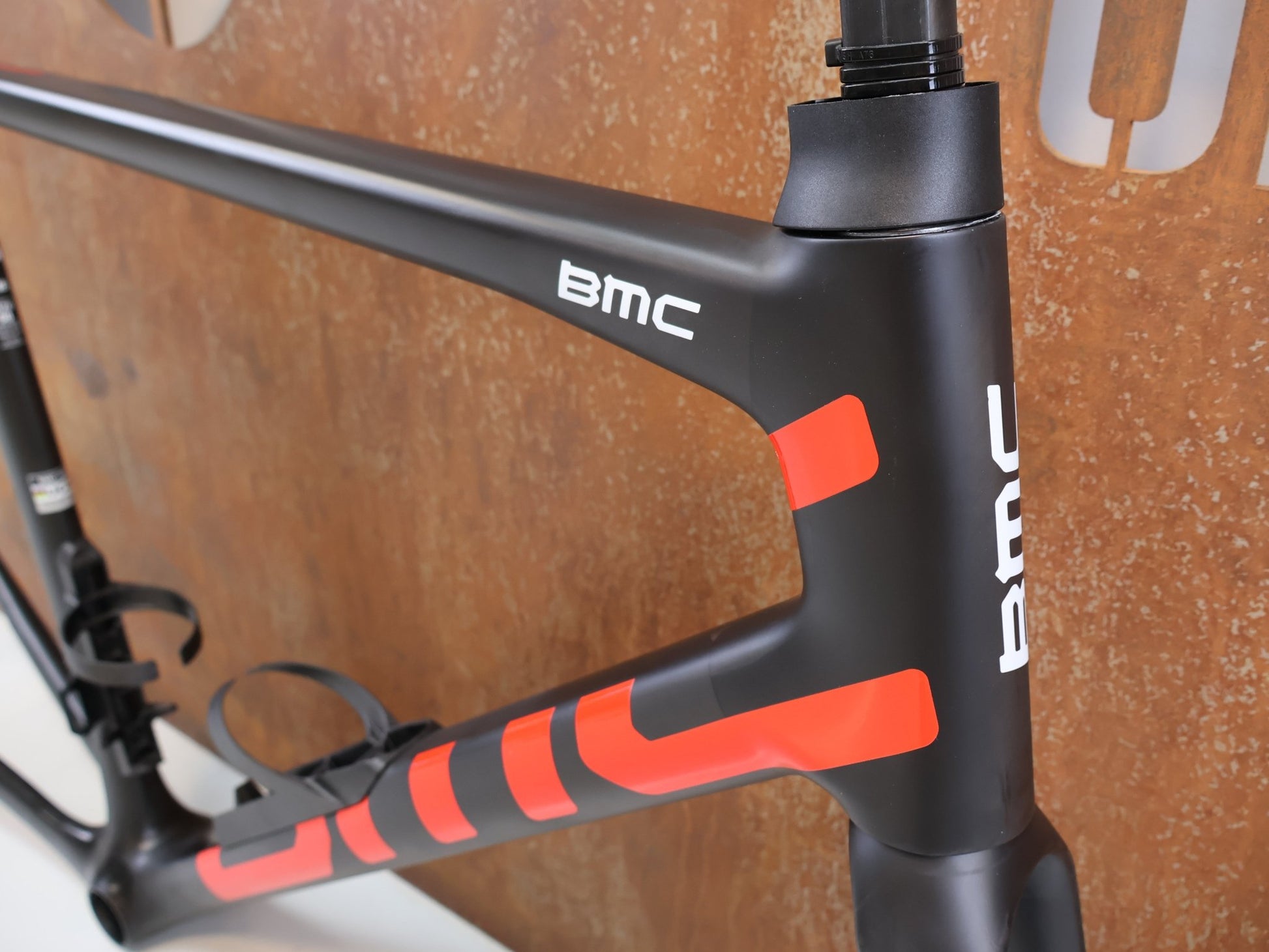Rennradrahmen von Bmc, BMC TEAMMACHINE SLR 01 RAHMENSET / CARBON / NEON RED / GRÖSSE 58 / 1480G vor USEDBIKES - OB.DE Hintergrund