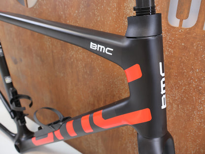 Rennradrahmen von Bmc, BMC TEAMMACHINE SLR 01 RAHMENSET / CARBON / NEON RED / GRÖSSE 58 / 1480G vor USEDBIKES - OB.DE Hintergrund