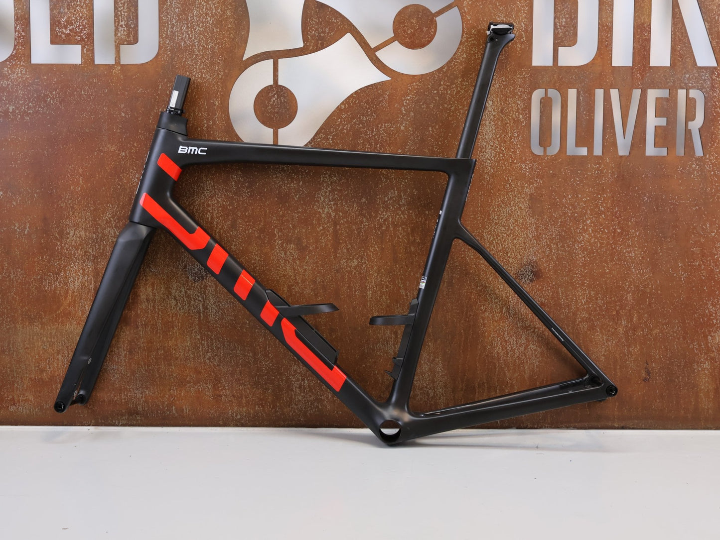 Rennradrahmen von Bmc, BMC TEAMMACHINE SLR 01 RAHMENSET / CARBON / NEON RED / GRÖSSE 58 / 1480G vor USEDBIKES - OB.DE Hintergrund