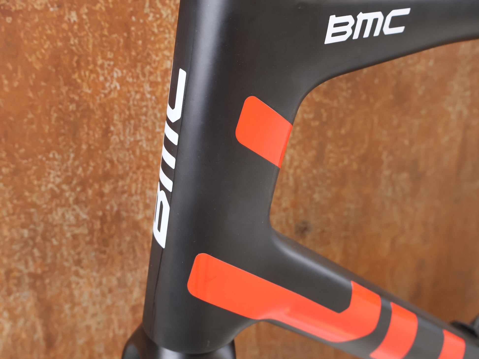 Rennradrahmen von Bmc, BMC TEAMMACHINE SLR 01 RAHMENSET / CARBON / NEON RED / GRÖSSE 61 / 1500G vor USEDBIKES - OB.DE Hintergrund