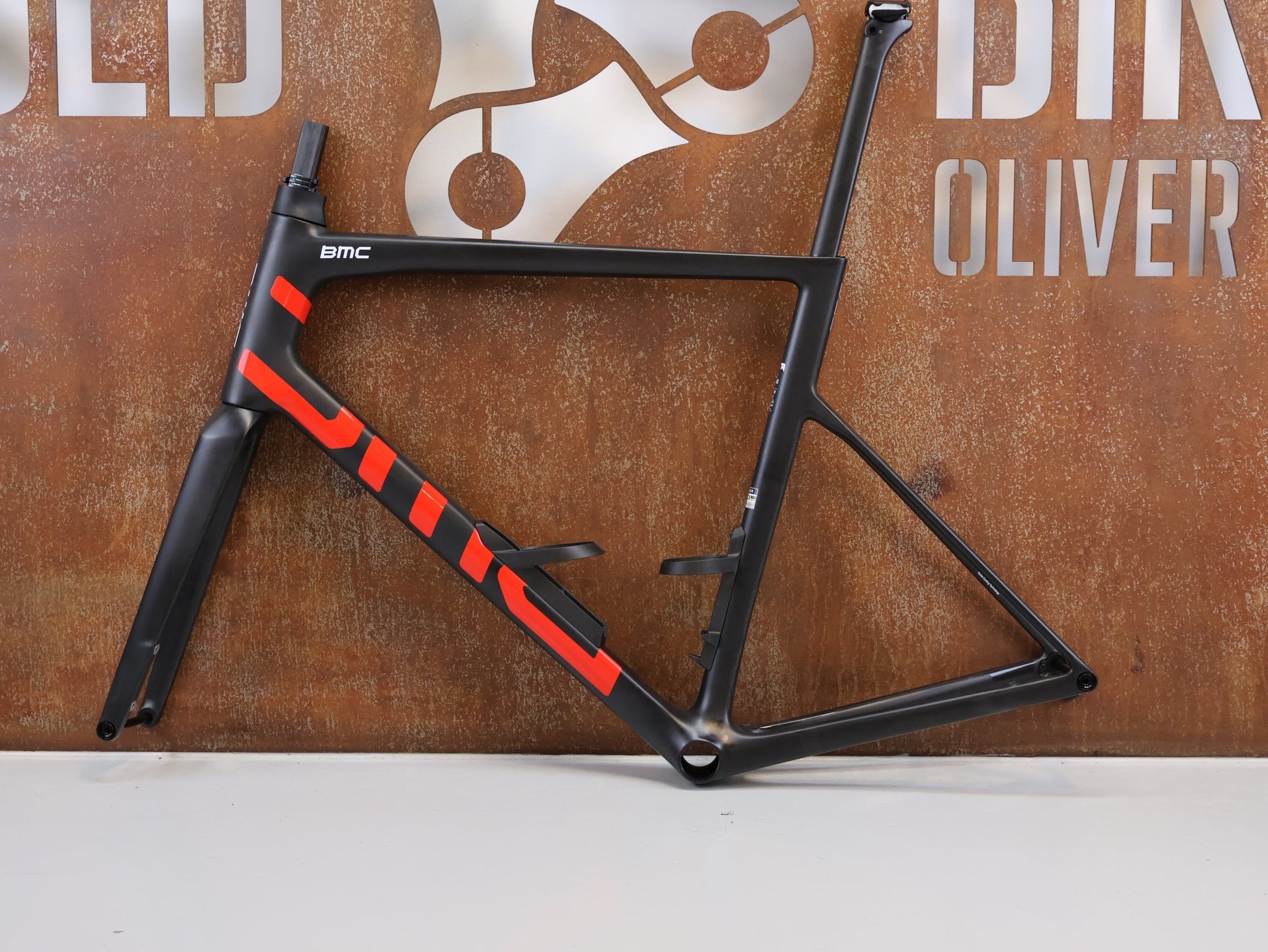 Rennradrahmen von Bmc, BMC TEAMMACHINE SLR 01 RAHMENSET / CARBON / NEON RED / GRÖSSE 61 / 1500G vor USEDBIKES - OB.DE Hintergrund