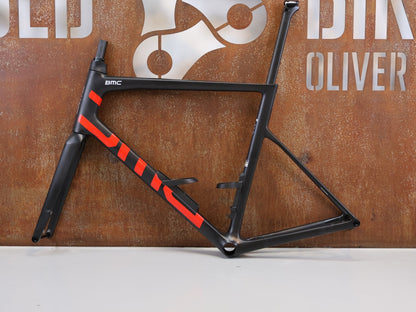 Rennradrahmen von Bmc, BMC TEAMMACHINE SLR 01 RAHMENSET / CARBON / NEON RED / GRÖSSE 61 / 1500G vor USEDBIKES - OB.DE Hintergrund