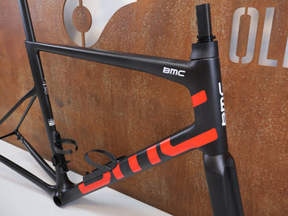 Rennradrahmen von Bmc, BMC TEAMMACHINE SLR 01 RAHMENSET / CARBON / NEON RED / GRÖSSE 61 / 1500G vor USEDBIKES - OB.DE Hintergrund