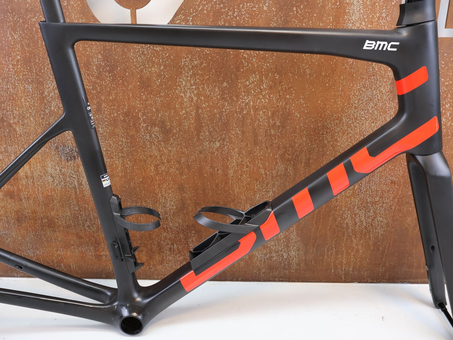 Rennradrahmen von Bmc, BMC TEAMMACHINE SLR 01 RAHMENSET / CARBON / NEON RED / GRÖSSE 61 / 1500G vor USEDBIKES - OB.DE Hintergrund