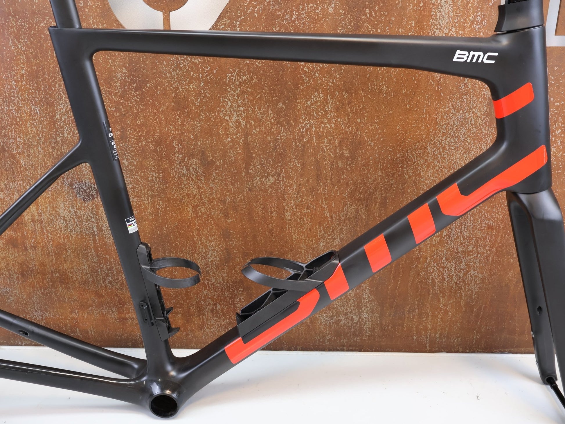 Rennradrahmen von Bmc, BMC TEAMMACHINE SLR 01 RAHMENSET / CARBON / NEON RED / GRÖSSE 61 / 1500G vor USEDBIKES - OB.DE Hintergrund