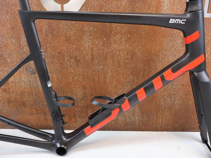Rennradrahmen von Bmc, BMC TEAMMACHINE SLR 01 RAHMENSET / CARBON / NEON RED / GRÖSSE 61 / 1500G vor USEDBIKES - OB.DE Hintergrund