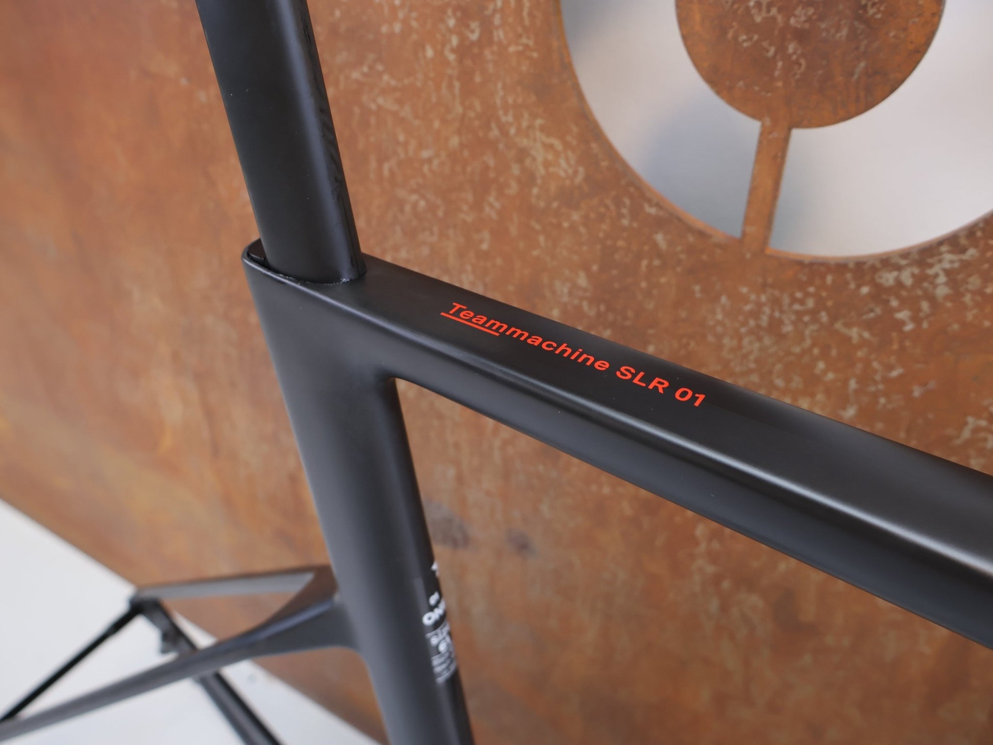 Rennradrahmen von Bmc, BMC TEAMMACHINE SLR 01 RAHMENSET / CARBON / NEON RED / GRÖSSE 61 / 1500G vor USEDBIKES - OB.DE Hintergrund