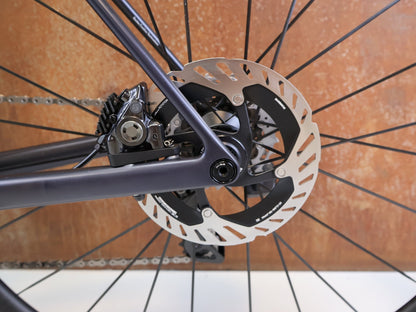 Rennrad von Bmc, BMC TEAMMACHINE SLR 01 TWO / SHIMANO DURA-ACE DI2 / 6.8KG / 61CM vor USEDBIKES-OB.DE Hintergrund
