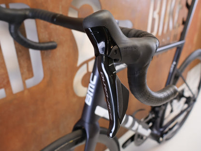 Rennrad von Bmc, BMC TEAMMACHINE SLR 01 TWO / SHIMANO DURA-ACE DI2 / 6.8KG / 61CM vor USEDBIKES-OB.DE Hintergrund