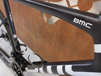 Rennrad von Bmc, BMC TEAMMACHINE SLR 01 TWO / SHIMANO DURA-ACE DI2 / 6.8KG / 61CM vor USEDBIKES-OB.DE Hintergrund