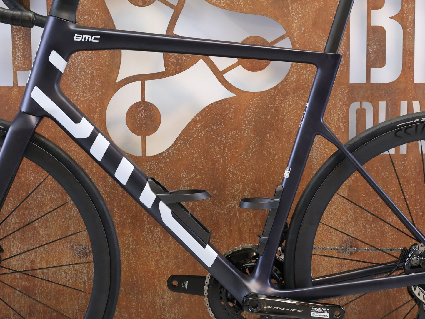 Rennrad von Bmc, BMC TEAMMACHINE SLR 01 TWO / SHIMANO DURA-ACE DI2 / 6.8KG / 61CM vor USEDBIKES-OB.DE Hintergrund