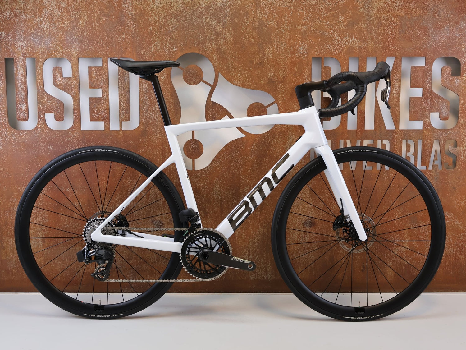 Rennrad von Bmc, BMC TEAMMACHINE SLR ONE RENNRAD / SRAM FORCE AXS POWERMETER / 56CM / 2026 vor USEDBIKES-OB.DE Hintergrund