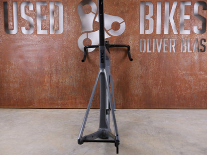 Rennradrahmen von Bmc, BMC TEAMMACHINE SLR01 / RAHMENSET IRON GREY / BLACK / DISC / 58CM vor USEDBIKES - OB.DE Hintergrund