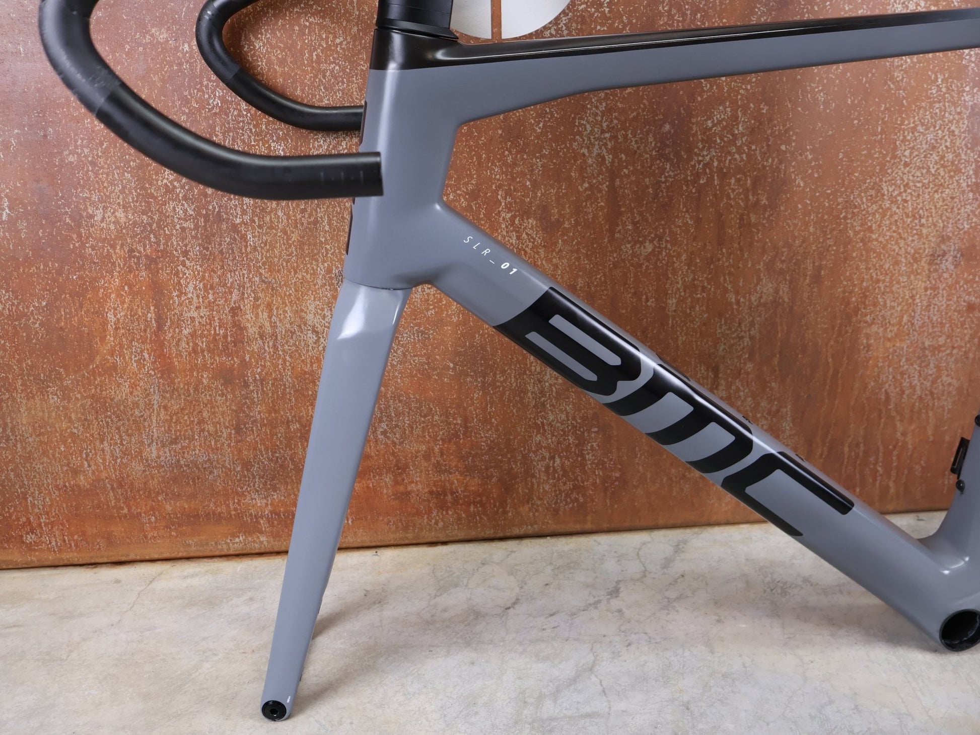 Rennradrahmen von Bmc, BMC TEAMMACHINE SLR01 / RAHMENSET IRON GREY / BLACK / DISC / 58CM vor USEDBIKES - OB.DE Hintergrund