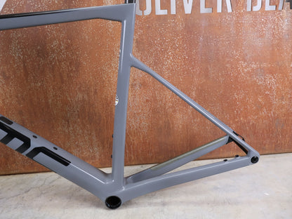 Rennradrahmen von Bmc, BMC TEAMMACHINE SLR01 / RAHMENSET IRON GREY / BLACK / DISC / 58CM vor USEDBIKES - OB.DE Hintergrund