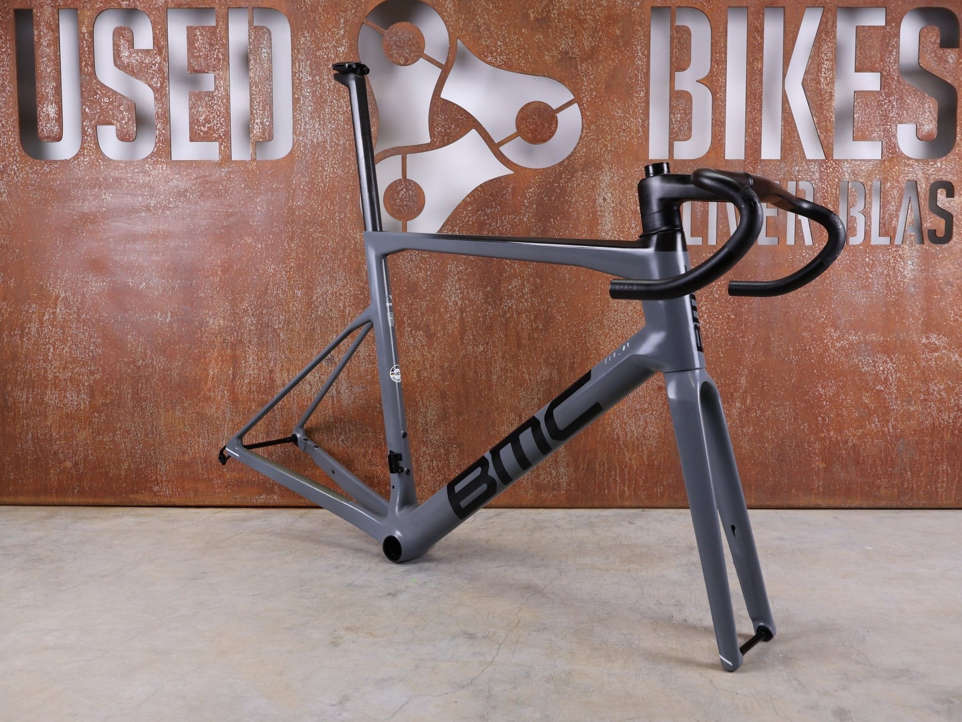 Rennradrahmen von Bmc, BMC TEAMMACHINE SLR01 / RAHMENSET IRON GREY / BLACK / DISC / 58CM vor USEDBIKES - OB.DE Hintergrund