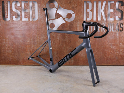 Rennradrahmen von Bmc, BMC TEAMMACHINE SLR01 / RAHMENSET IRON GREY / BLACK / DISC / 58CM vor USEDBIKES - OB.DE Hintergrund