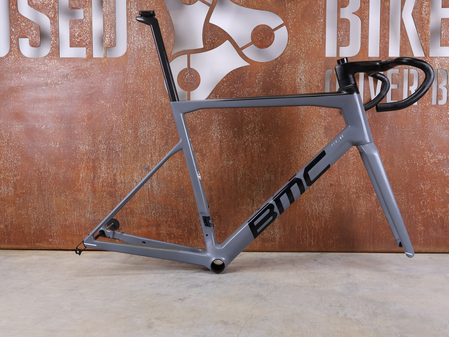 Rennradrahmen von Bmc, BMC TEAMMACHINE SLR01 / RAHMENSET IRON GREY / BLACK / DISC / 58CM vor USEDBIKES - OB.DE Hintergrund