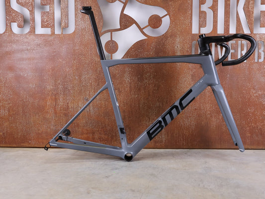 Rennradrahmen von Bmc, BMC TEAMMACHINE SLR01 / RAHMENSET IRON GREY / BLACK / DISC / 58CM vor USEDBIKES - OB.DE Hintergrund