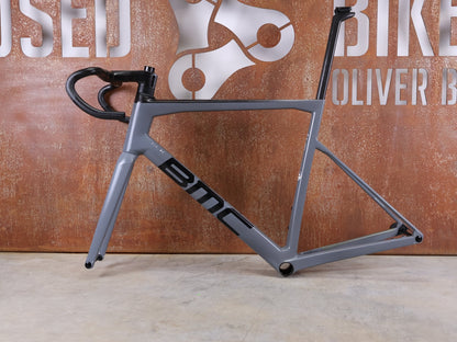 Rennradrahmen von Bmc, BMC TEAMMACHINE SLR01 / RAHMENSET IRON GREY / BLACK / DISC / 58CM vor USEDBIKES - OB.DE Hintergrund