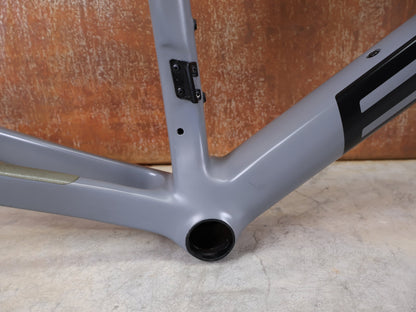 Rennradrahmen von Bmc, BMC TEAMMACHINE SLR01 / RAHMENSET IRON GREY / BLACK / DISC / 58CM vor USEDBIKES - OB.DE Hintergrund