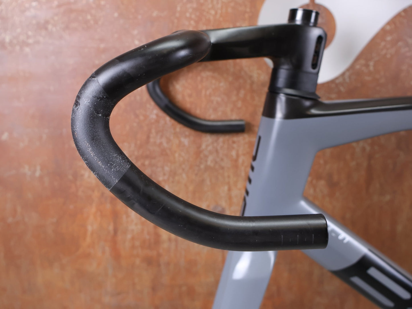 Rennradrahmen von Bmc, BMC TEAMMACHINE SLR01 / RAHMENSET IRON GREY / BLACK / DISC / 58CM vor USEDBIKES - OB.DE Hintergrund