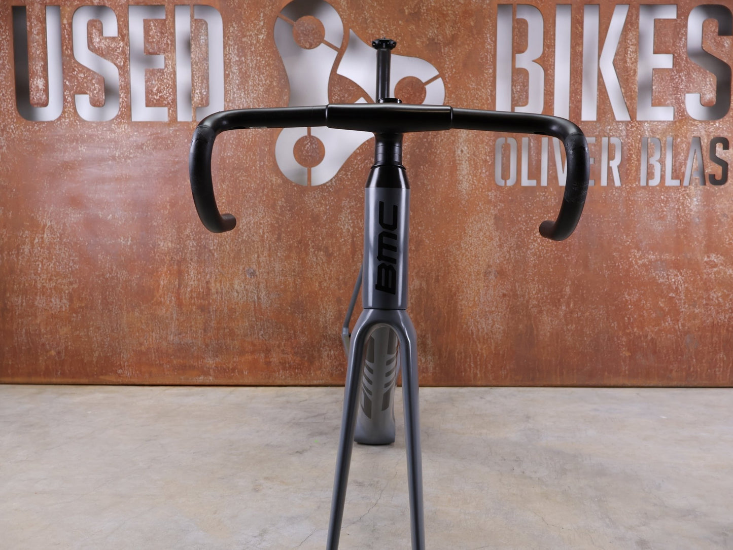 Rennradrahmen von Bmc, BMC TEAMMACHINE SLR01 / RAHMENSET IRON GREY / BLACK / DISC / 58CM vor USEDBIKES - OB.DE Hintergrund