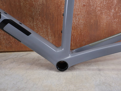 Rennradrahmen von Bmc, BMC TEAMMACHINE SLR01 / RAHMENSET IRON GREY / BLACK / DISC / 58CM vor USEDBIKES - OB.DE Hintergrund