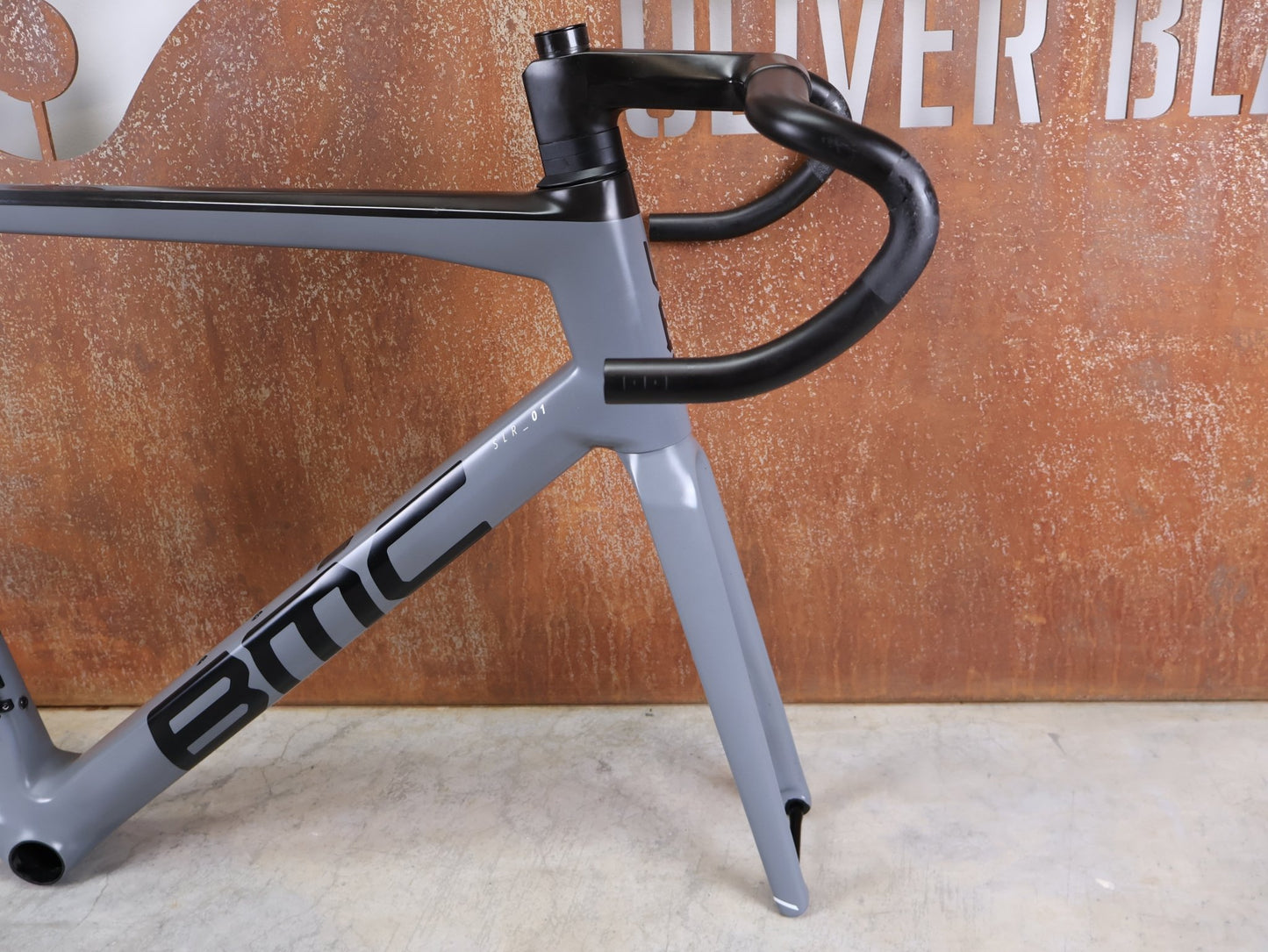 Rennradrahmen von Bmc, BMC TEAMMACHINE SLR01 / RAHMENSET IRON GREY / BLACK / DISC / 58CM vor USEDBIKES - OB.DE Hintergrund