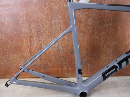 Rennradrahmen von Bmc, BMC TEAMMACHINE SLR01 / RAHMENSET IRON GREY / BLACK / DISC / 58CM vor USEDBIKES - OB.DE Hintergrund