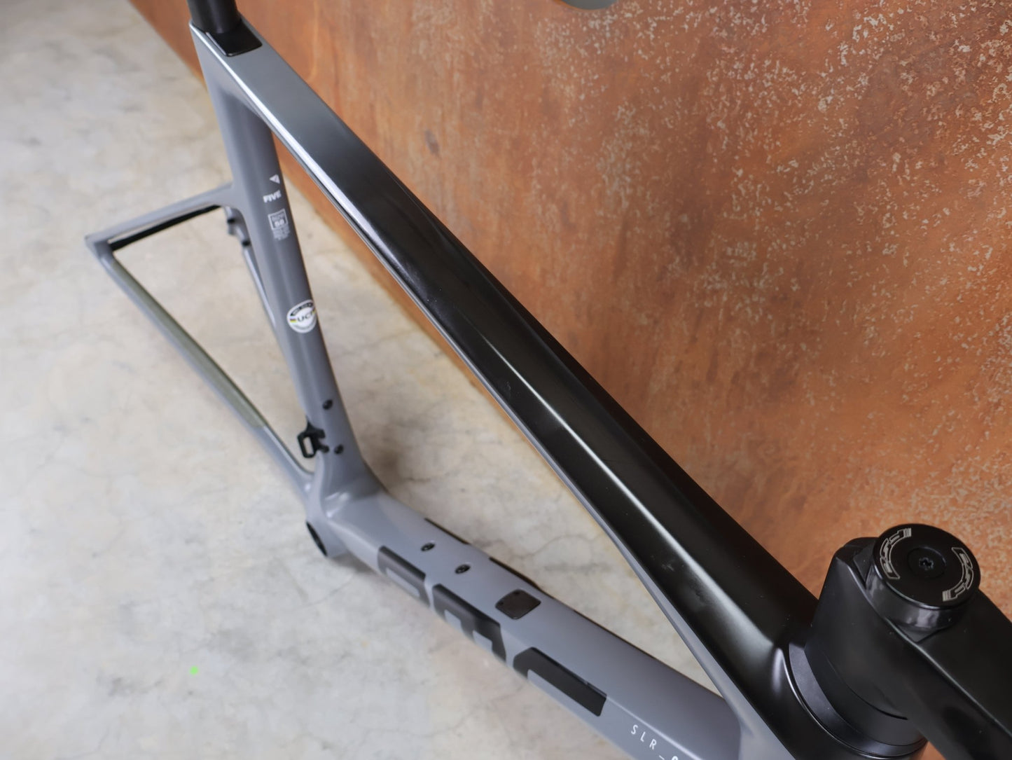 Rennradrahmen von Bmc, BMC TEAMMACHINE SLR01 / RAHMENSET IRON GREY / BLACK / DISC / 58CM vor USEDBIKES - OB.DE Hintergrund