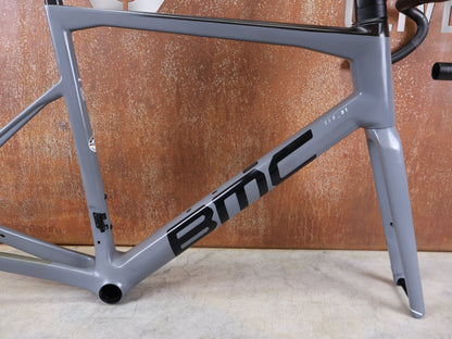 Rennradrahmen von Bmc, BMC TEAMMACHINE SLR01 / RAHMENSET IRON GREY / BLACK / DISC / 58CM vor USEDBIKES - OB.DE Hintergrund