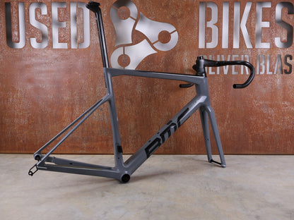 Rennradrahmen von Bmc, BMC TEAMMACHINE SLR01 / RAHMENSET IRON GREY / BLACK / DISC / 58CM vor USEDBIKES - OB.DE Hintergrund