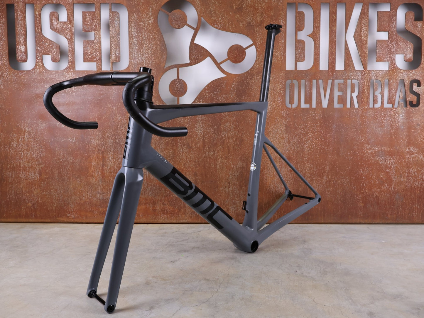 Rennradrahmen von Bmc, BMC TEAMMACHINE SLR01 / RAHMENSET IRON GREY / BLACK / DISC / 58CM vor USEDBIKES - OB.DE Hintergrund