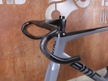 Rennradrahmen von Bmc, BMC TEAMMACHINE SLR01 / RAHMENSET IRON GREY / BLACK / DISC / 58CM vor USEDBIKES - OB.DE Hintergrund