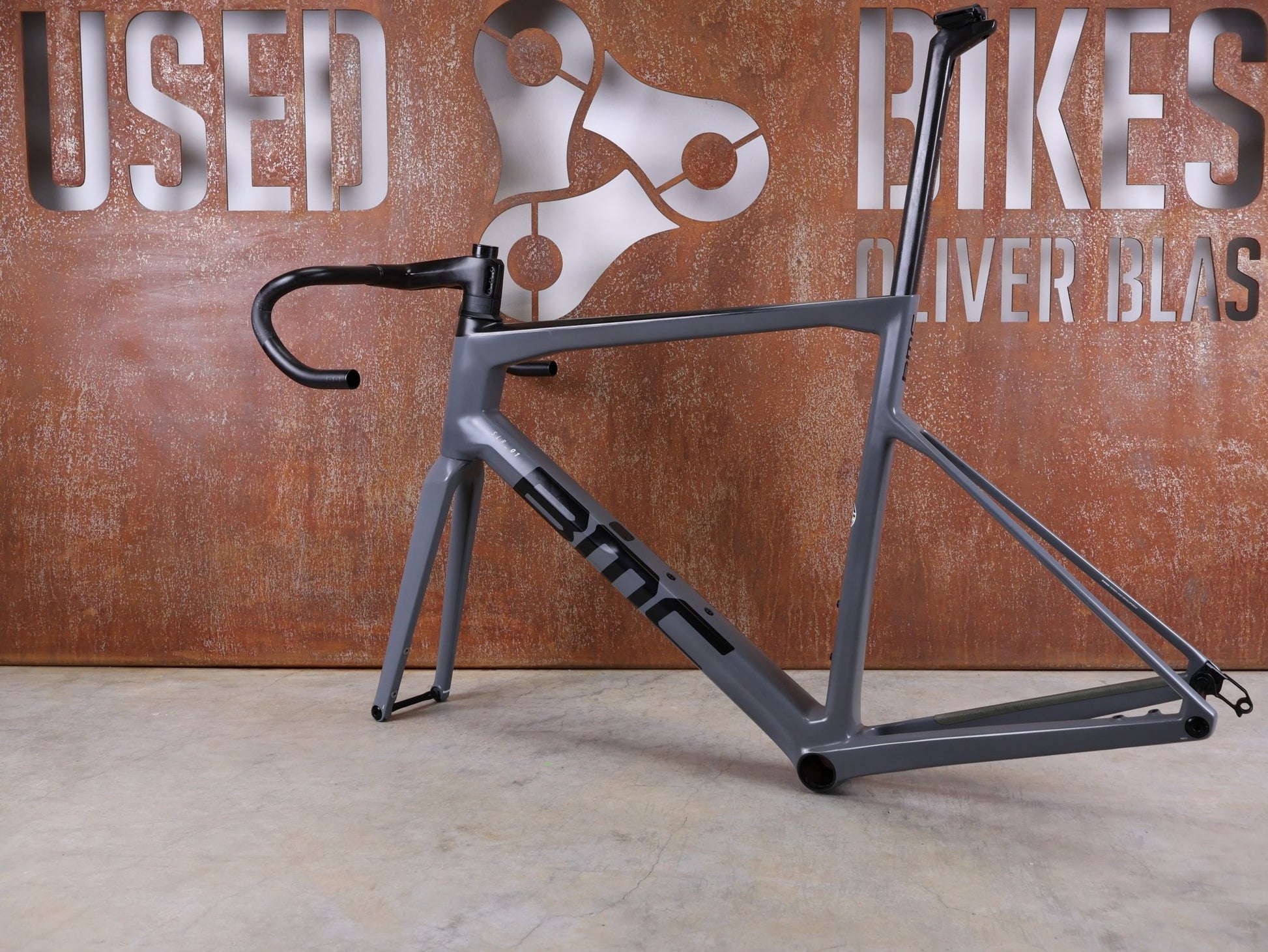 Rennradrahmen von Bmc, BMC TEAMMACHINE SLR01 / RAHMENSET IRON GREY / BLACK / DISC / 58CM vor USEDBIKES - OB.DE Hintergrund